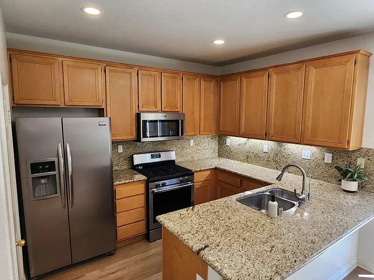 26 Anglesite — Photo 11