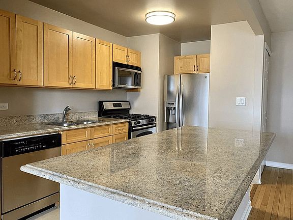 3rd image of 310 Greenwich St APT 37F