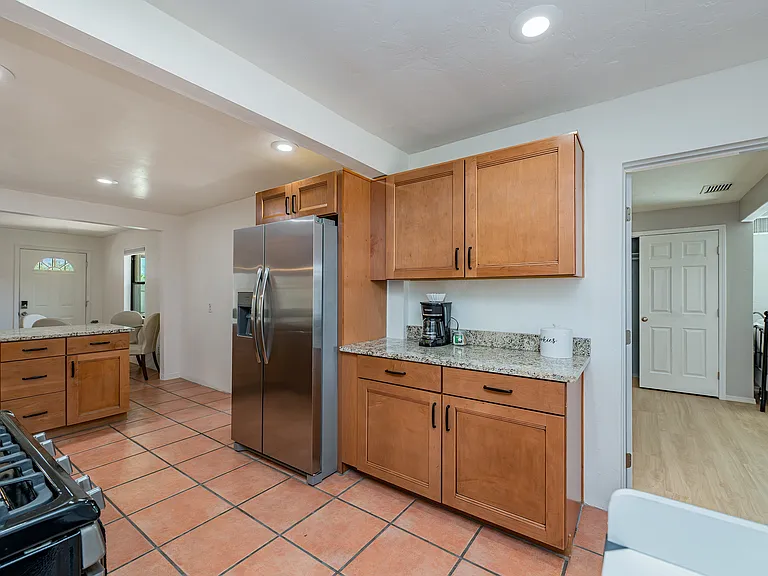 1002 E Simmons St — Photo 4