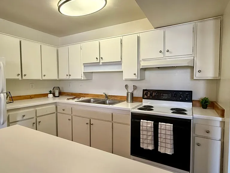 The Lowell Apartments — Photo 6
