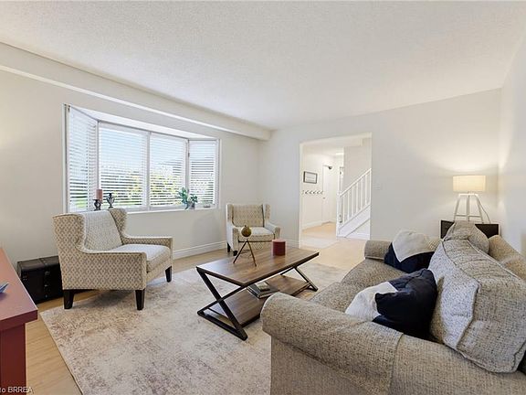 3rd image of 46 Garden Cres