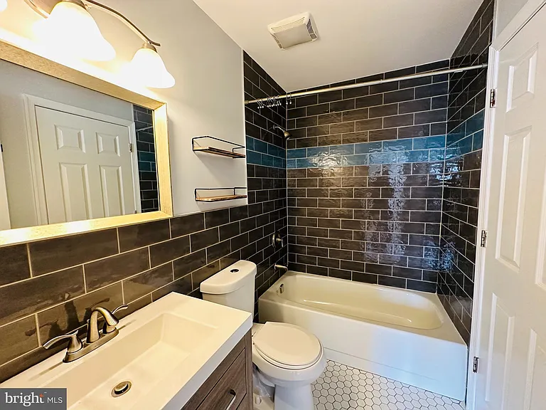 319 Canterbury Ct — Photo 12