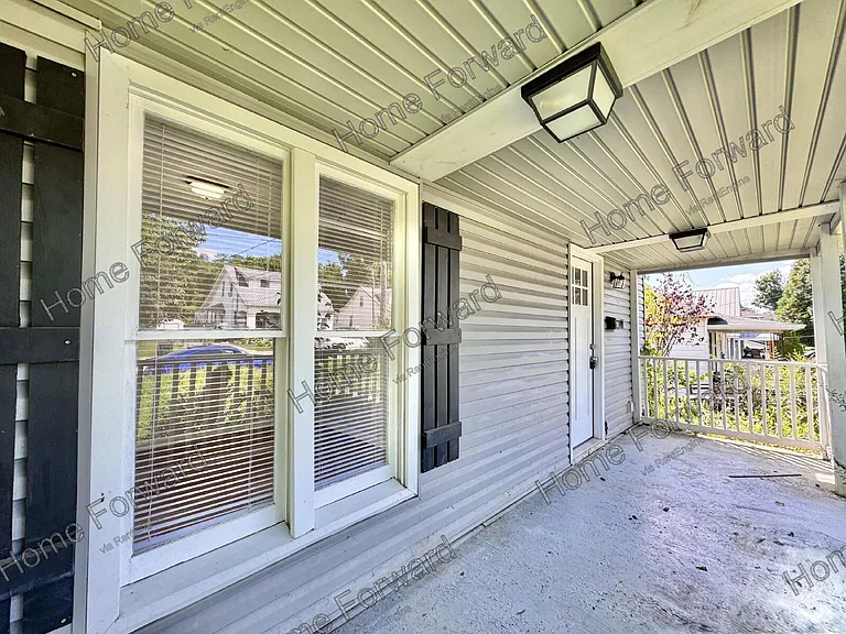90 E Walnut St — Photo 3