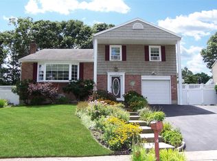 14 Linden St, Selden, NY
