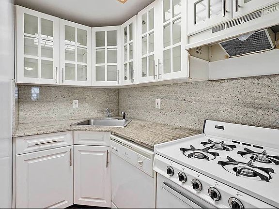 4th image of 117 Bank St APT B
