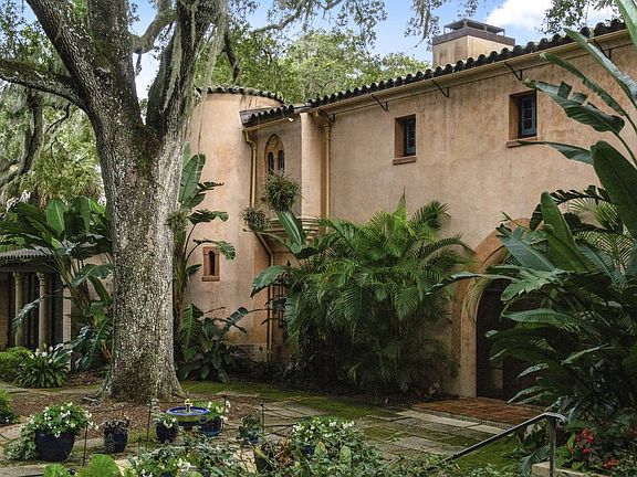 Just 15 minutes to Bok Tower Gardens