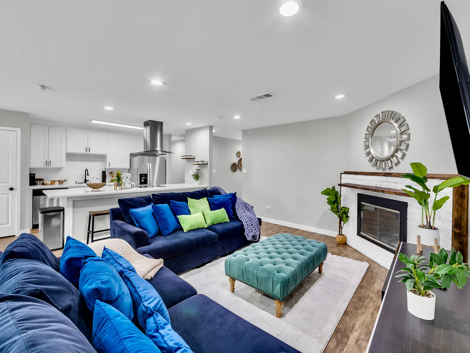 3 bed, 1345 sqft, $5,200 — Photo 1