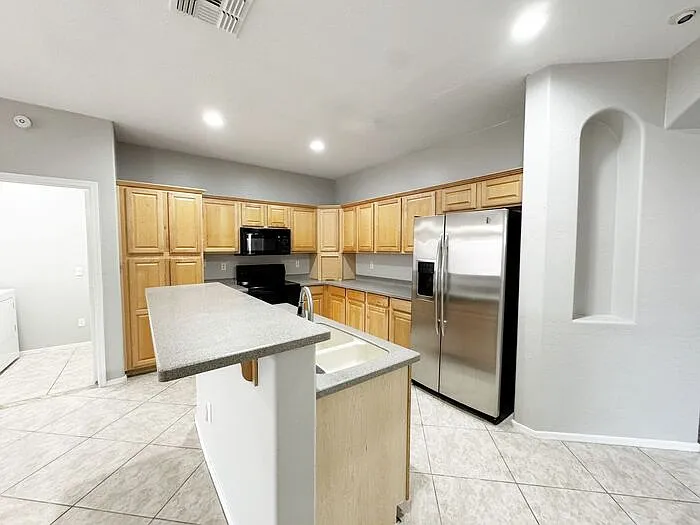 2421 W Ellis St — Photo 8