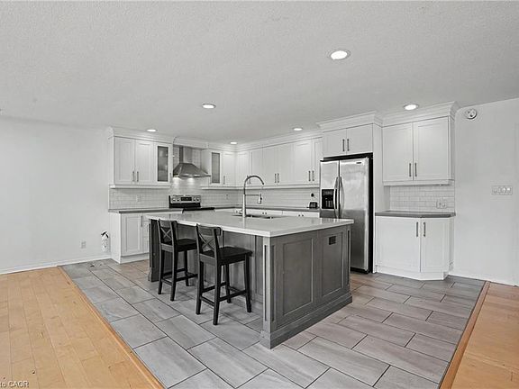 5th image of 100 Hardale Cres