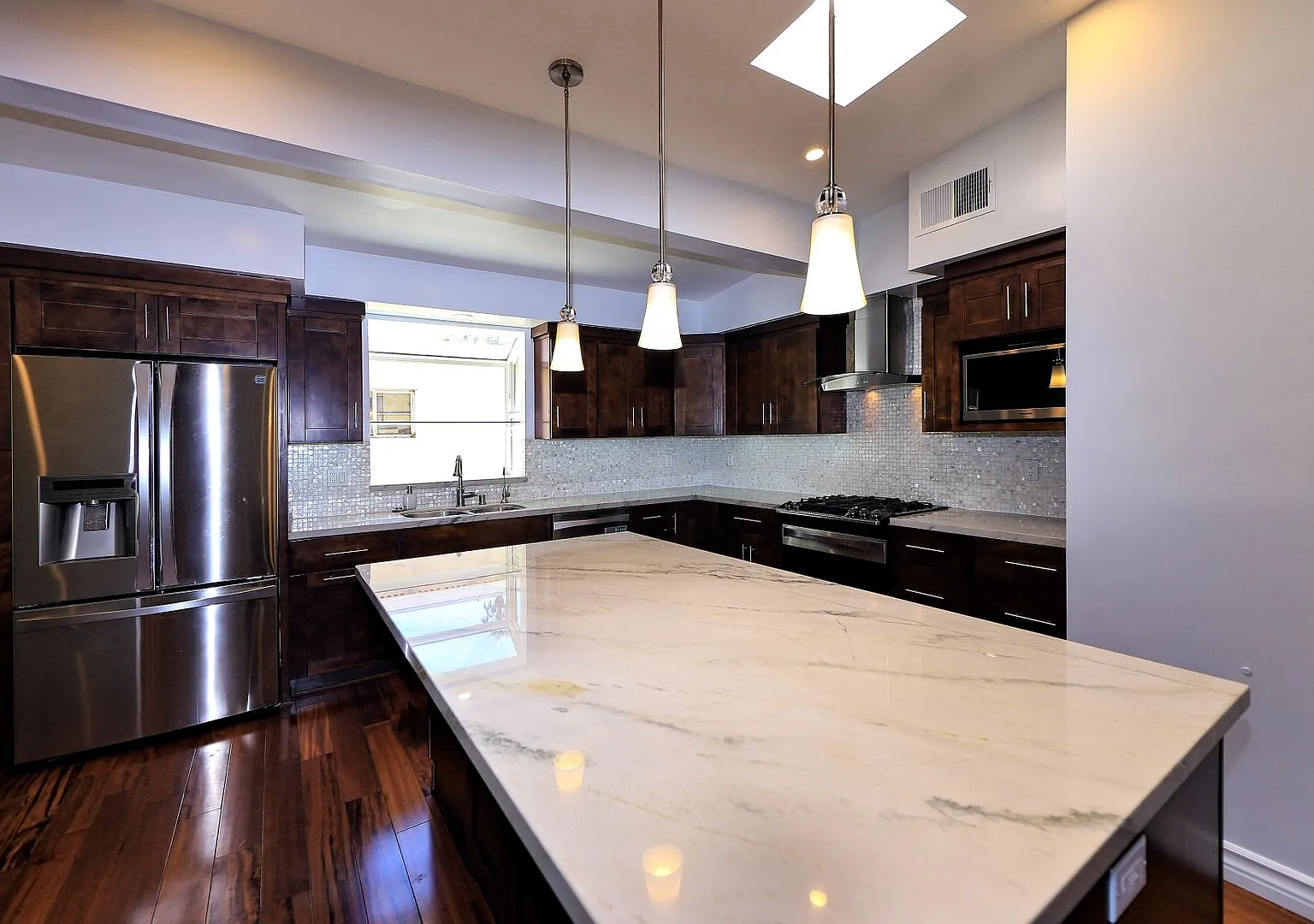 4 Bedrooms/3 Bathrooms in Encino — Photo 1