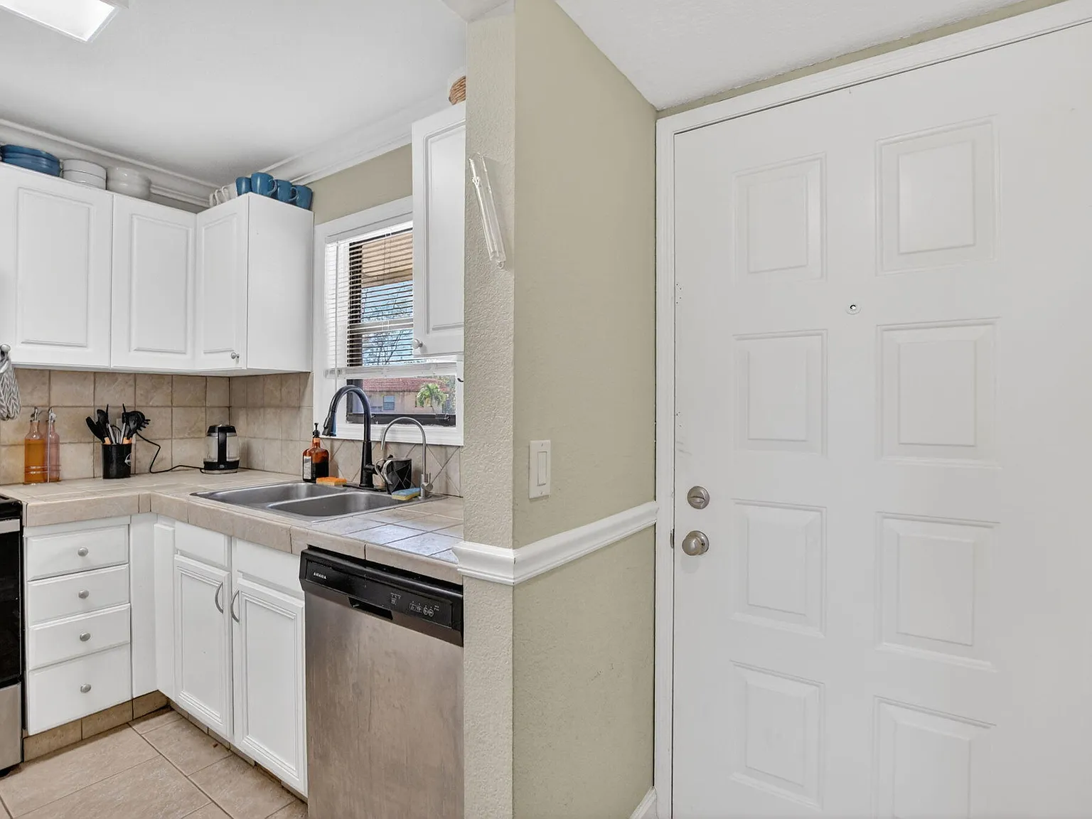 2 bed, 2.0 bath, 858 sqft, $2,200 — Photo 4