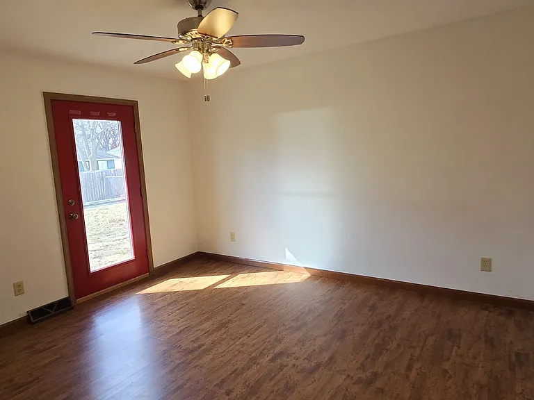 1914 Christine Ln — Photo 10