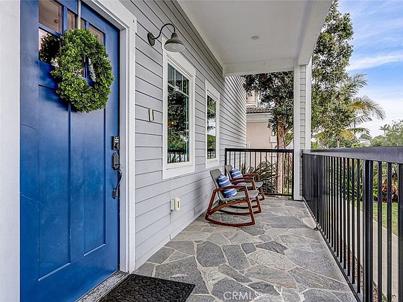 3rd image of 825 Center St