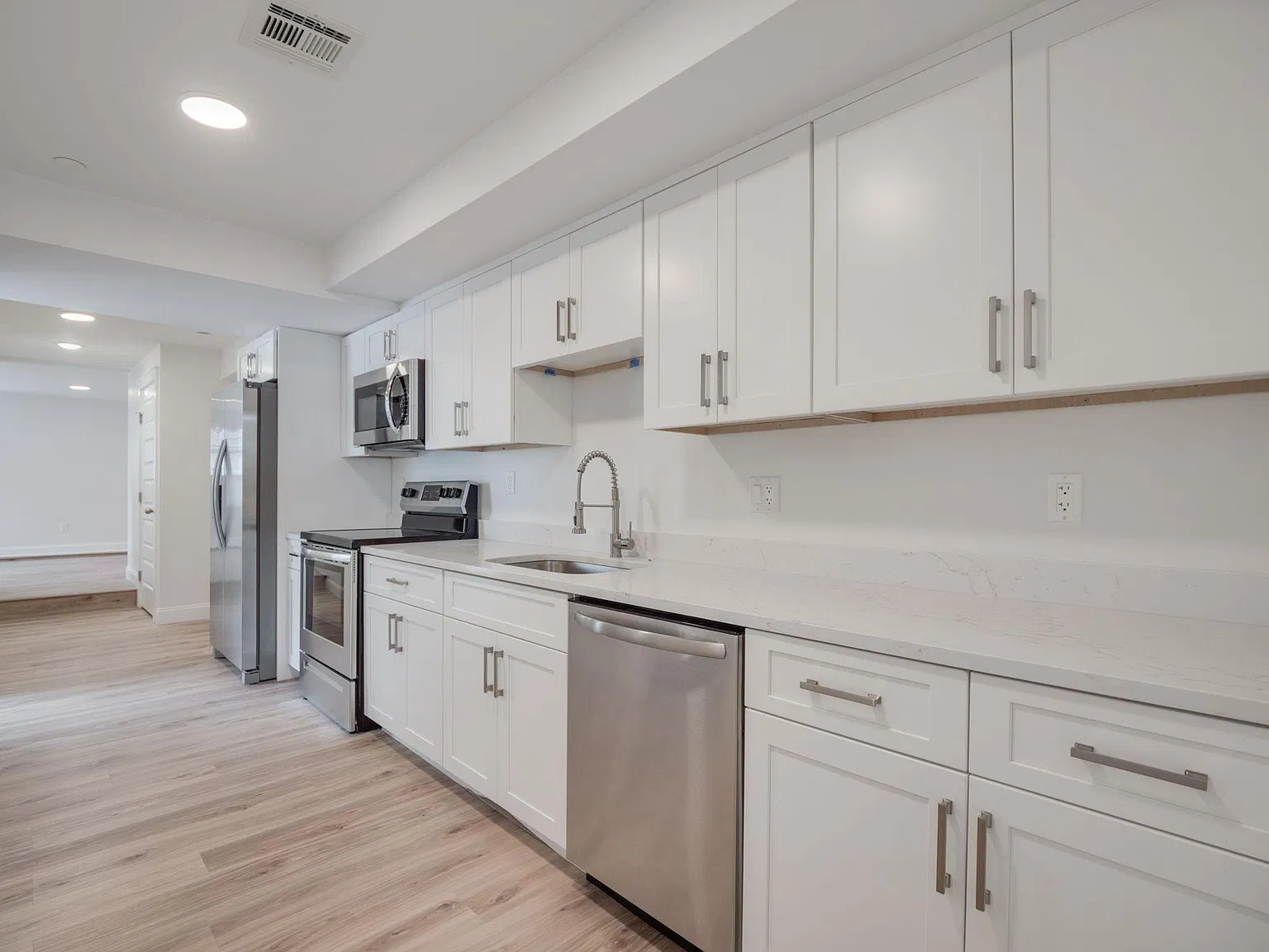 2 bed, 695 sqft, $2,050 — Photo 3