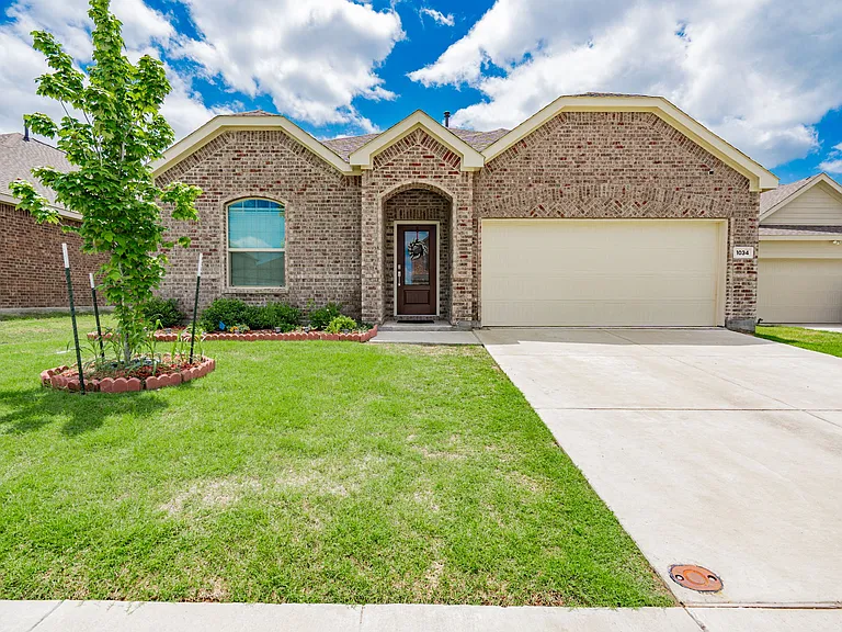 1034 Manuel Dr — Photo 2