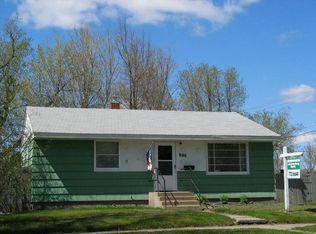 906 S 12th St, Grand Forks, ND 58201