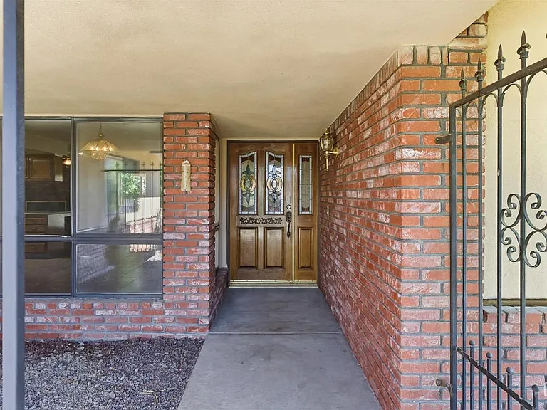 5984 Oakhaven St — Photo 2