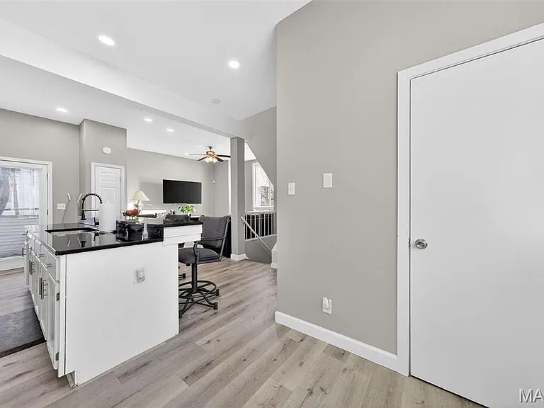 28 Columbus Square Dr — Photo 4