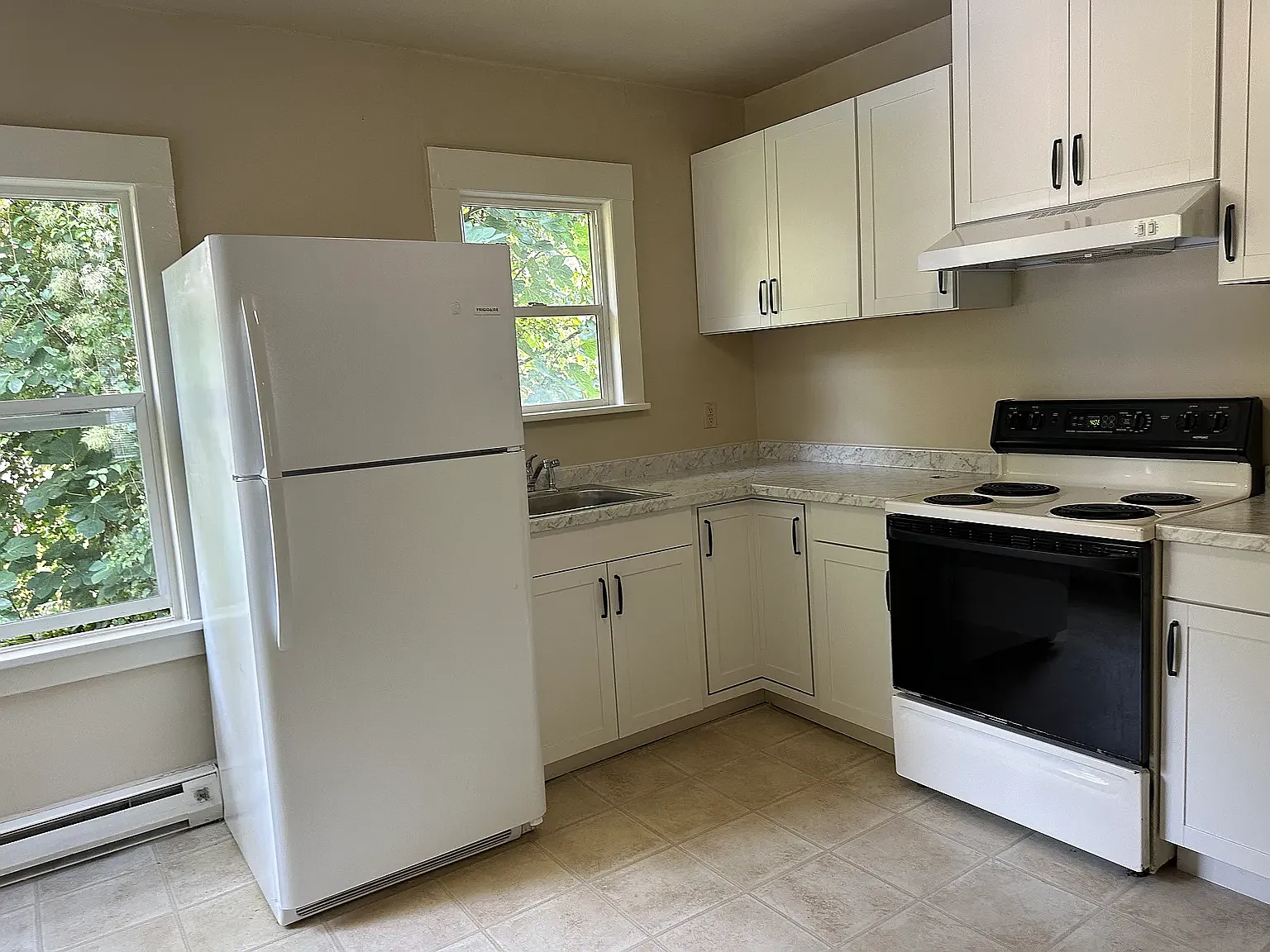 3 bed, 890 sqft, $2,300 — Photo 3