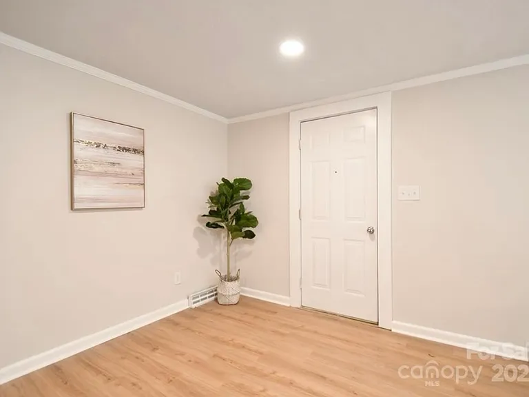 80 Sumner Ave NW — Photo 1