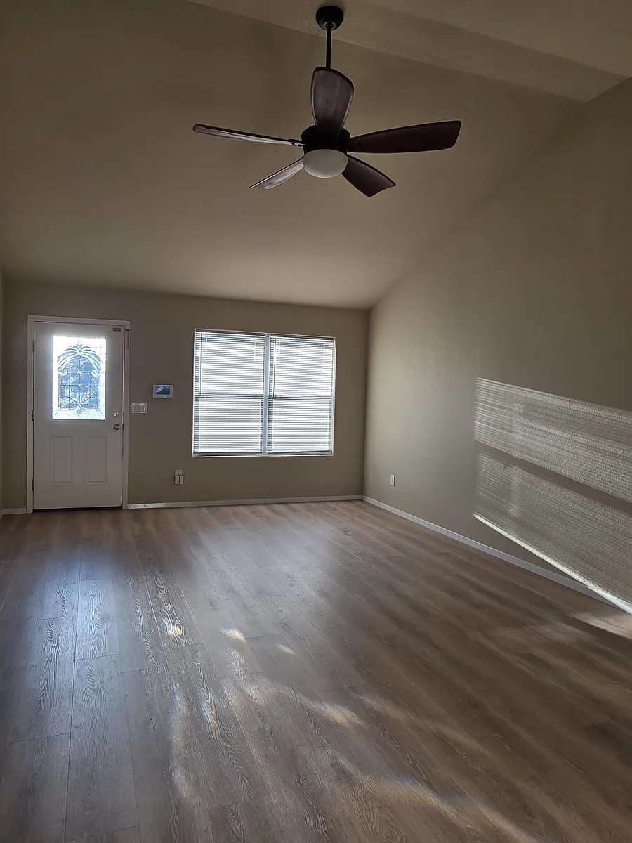 Building Photo - 856 Evans Cir