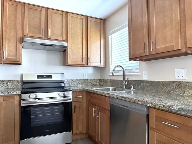 170 Stoakes Ave #9 — Photo 2