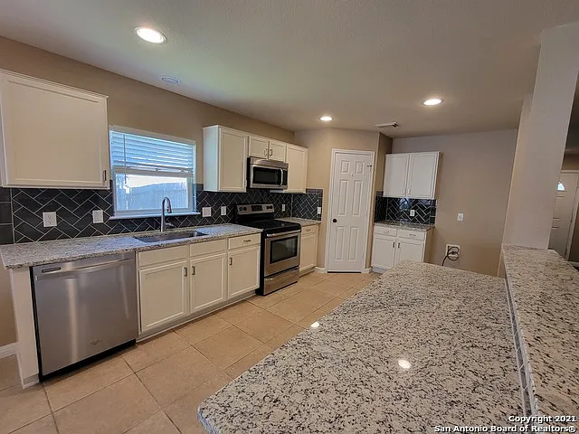 4 bed, 2.5 bath, 2862 sqft, $2,275 — Photo 2