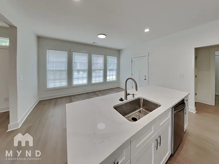 501 Everette St — Photo 4