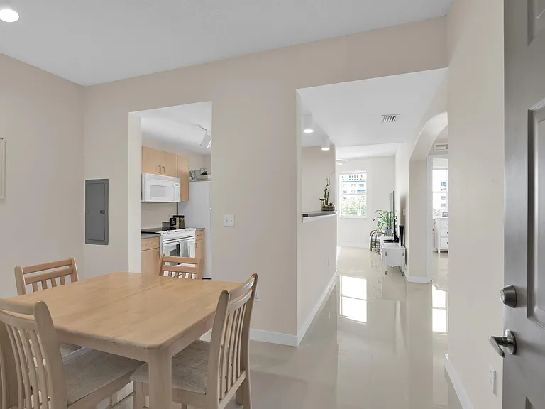 533 NE 3rd Ave — Photo 7