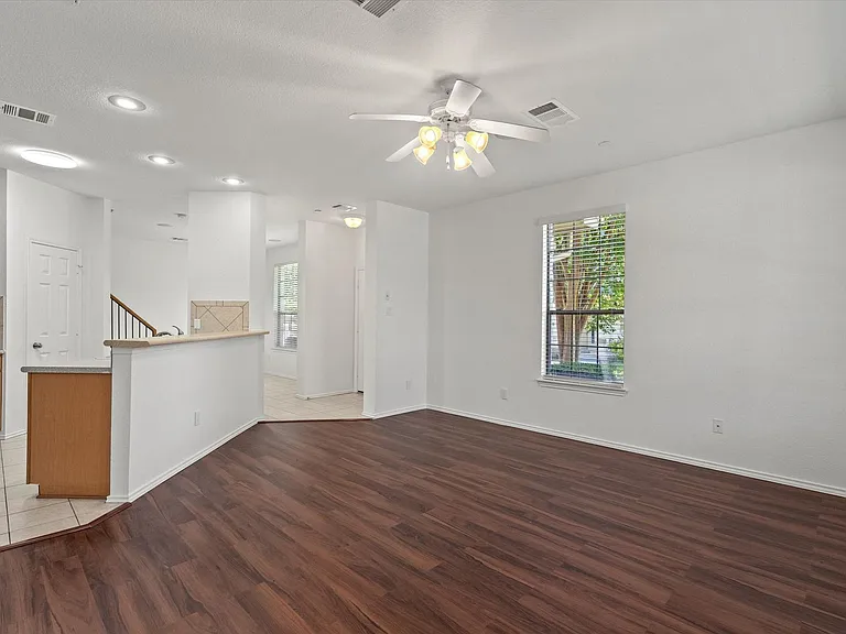 9201 Brodie Ln #203 — Photo 4