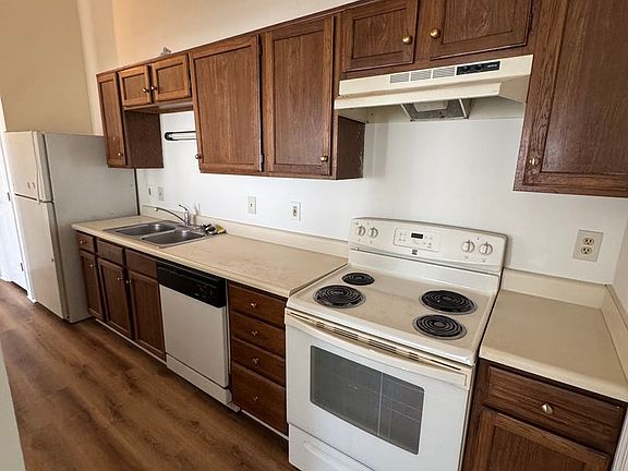 5th image of 907 Woodbridge Ct Unit M