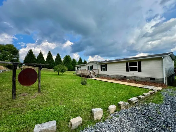 375 Tolliver St, Ghent, WV 25843