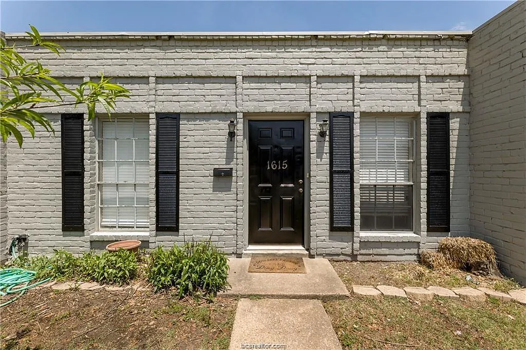 3 bed, 1.5 bath, 1152 sqft, $1,500 — Photo 1