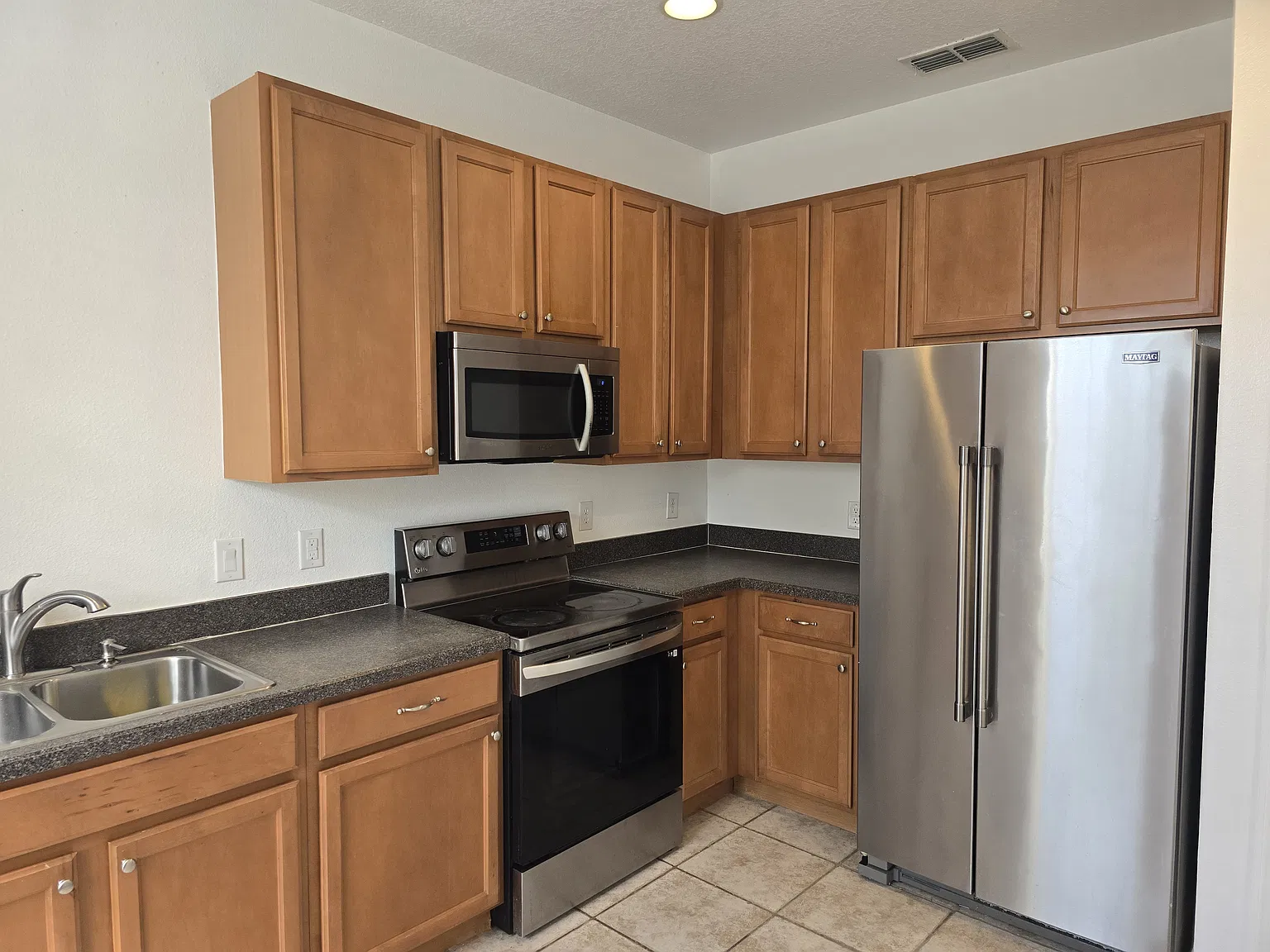 3 bed, 2.5 bath, 1375 sqft, $2,400 — Photo 3