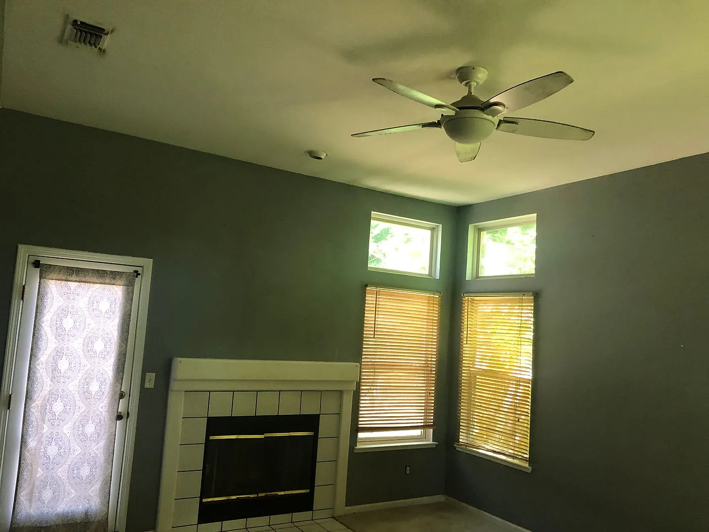 Adorable 3/2 Single Story Elk Grove Home (Please read ENTIRE ad for viewings) — Photo 2