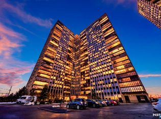 300 Winston Dr APT 2220, Cliffside Park, NJ 07010