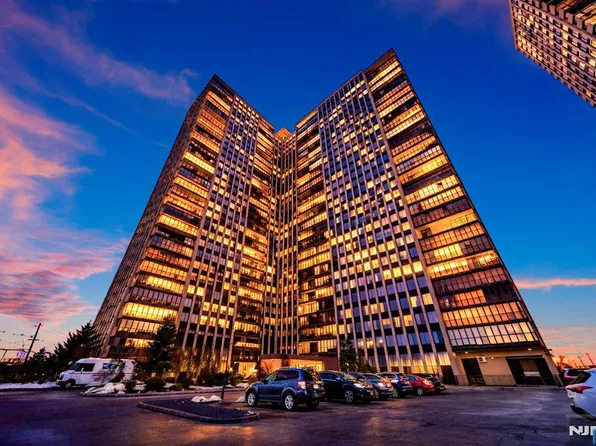 300 Winston Dr APT 2220, Cliffside Park, NJ 07010