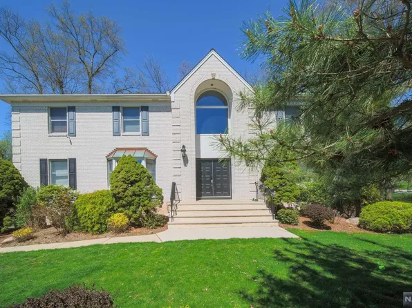 11 Jason Woods Rd, Closter, NJ 07624