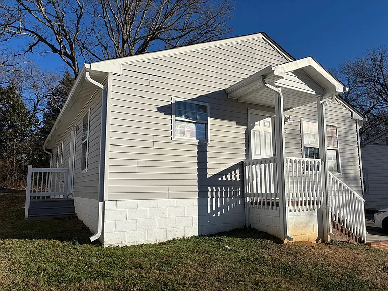 215 Paramount St — Photo 20