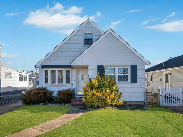 52 Coolidge Avenue, Amity Harbor, NY 11701