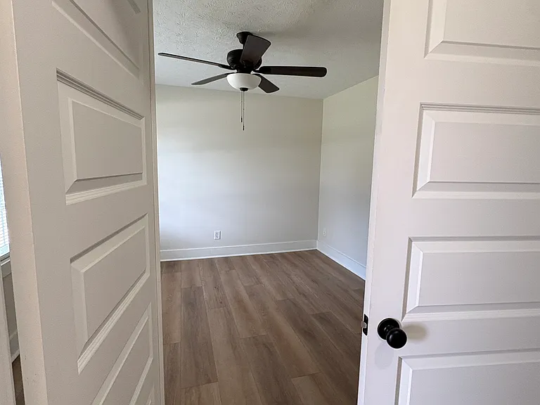 560 E University Dr — Photo 4