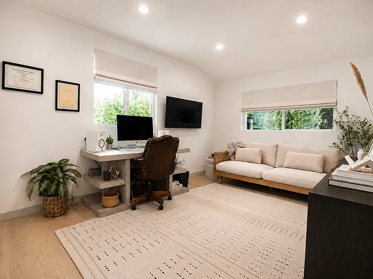 14822 Morrison St — Photo 22