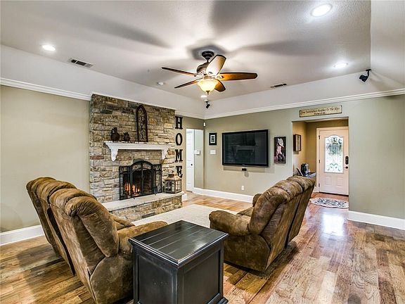 3rd image of 904 Twin Creek Dr