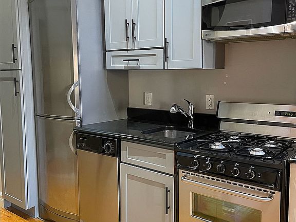3rd image of 450 W 50th St APT 4R
