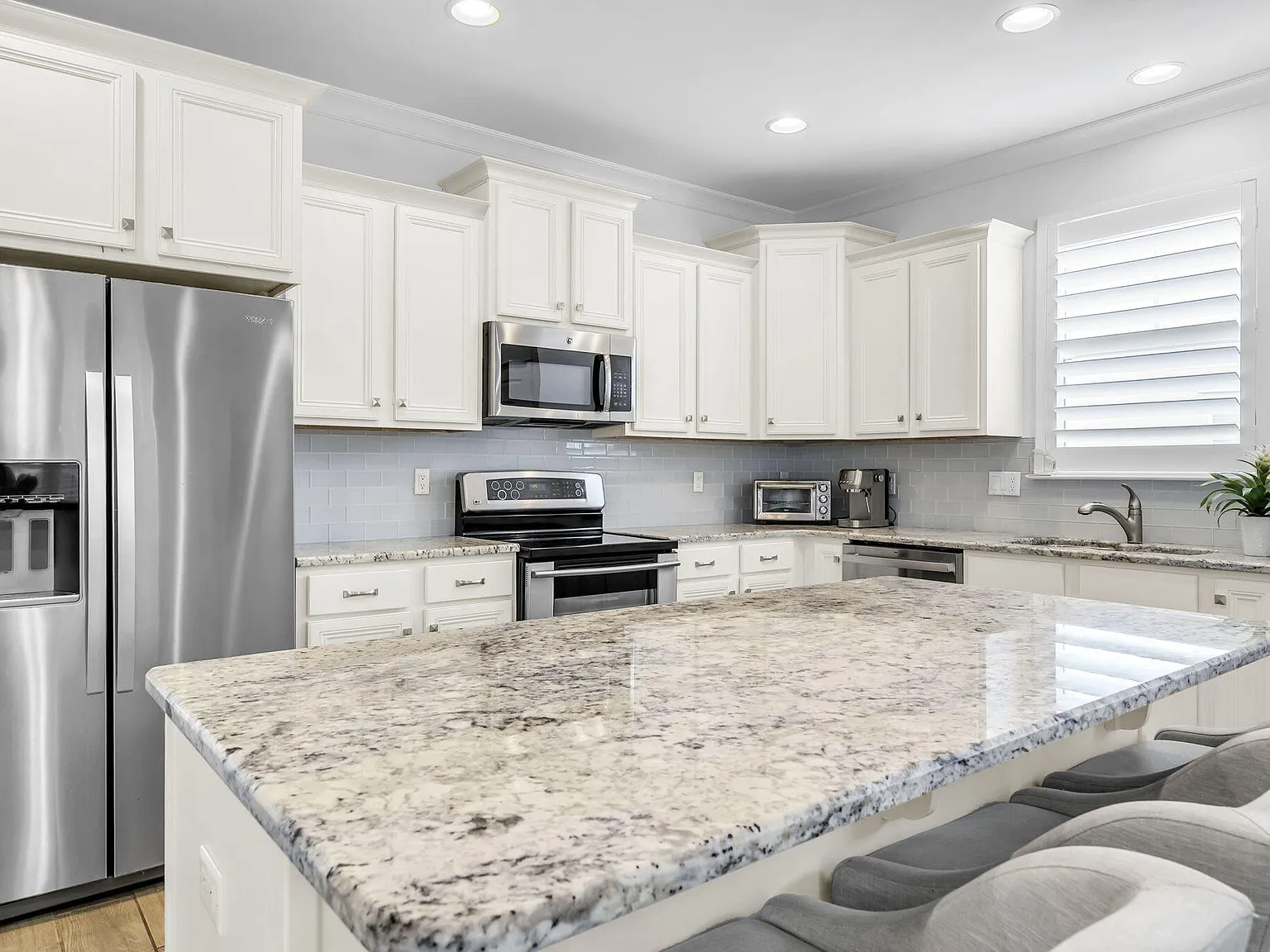 4 bed, 2.5 bath, 2022 sqft, $3,650 — Photo 4