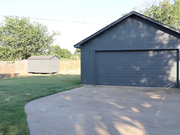 547 SW Rand Dr — Photo 17