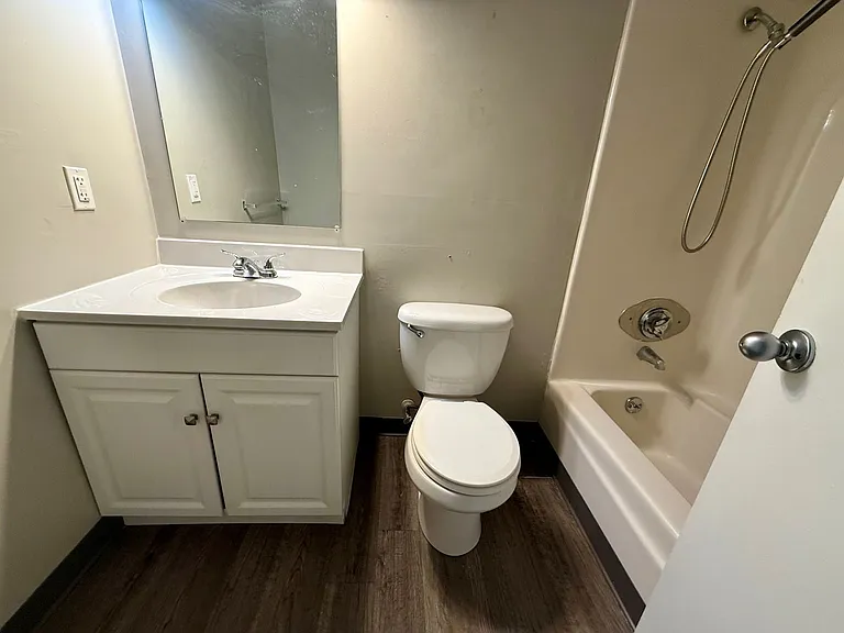 Courtview Square Apartments — Photo 6