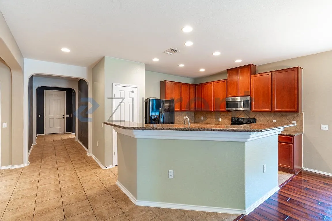 3 bed, 2.5 bath, 1993 sqft, $2,067 — Photo 4