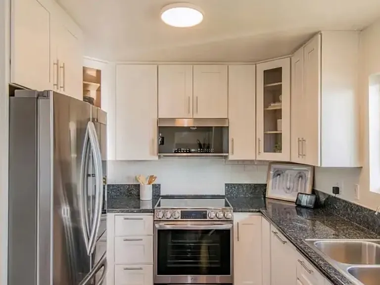 8400 De Longpre Ave #0 — Photo 9
