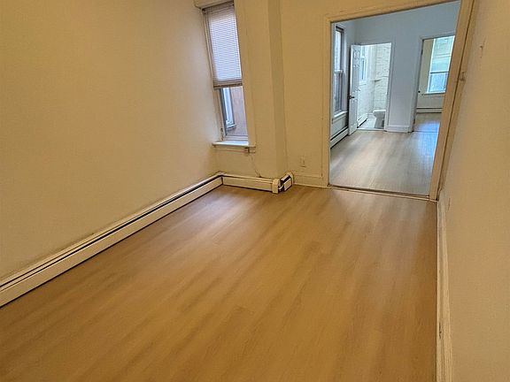 4th image of 406 Woodlawn Ave APT 1